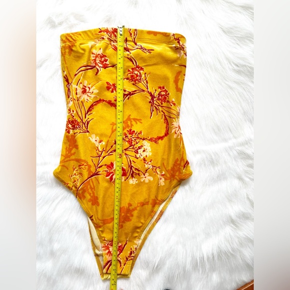 Urban OutfittersšOut from Under āGoldenrodā Yellow Velvet Strapless Bodysuit - Picture 4 of 7